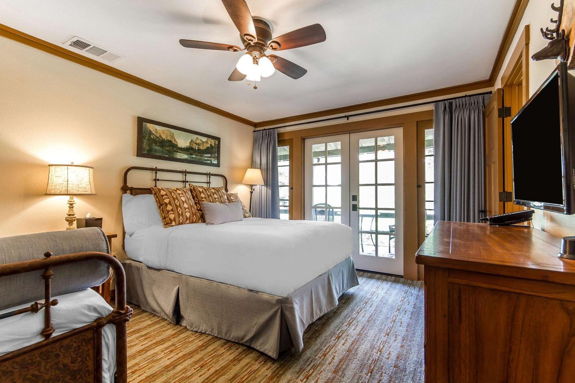 Sierra Sky Ranch Hotel Oakhurst Exterior photo
