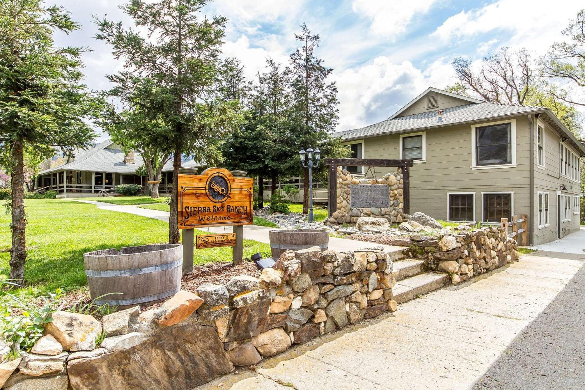 Sierra Sky Ranch Hotel Oakhurst Exterior photo
