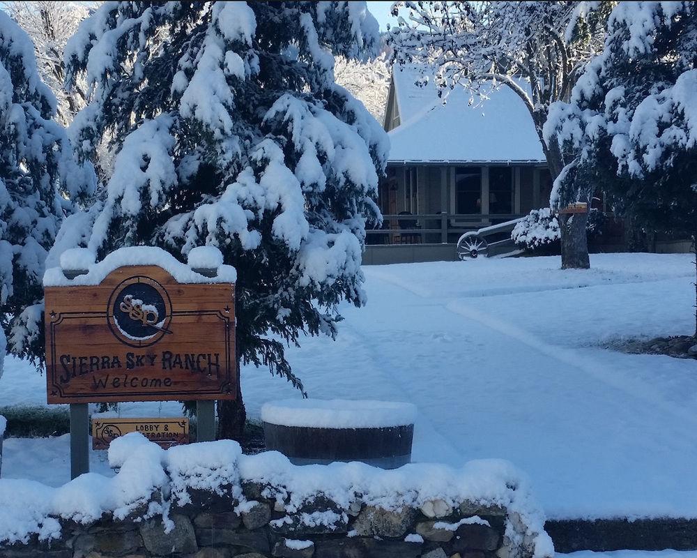 Sierra Sky Ranch Hotel Oakhurst Exterior photo